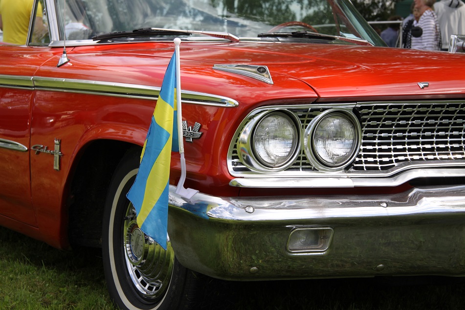 Bilfront med flagga